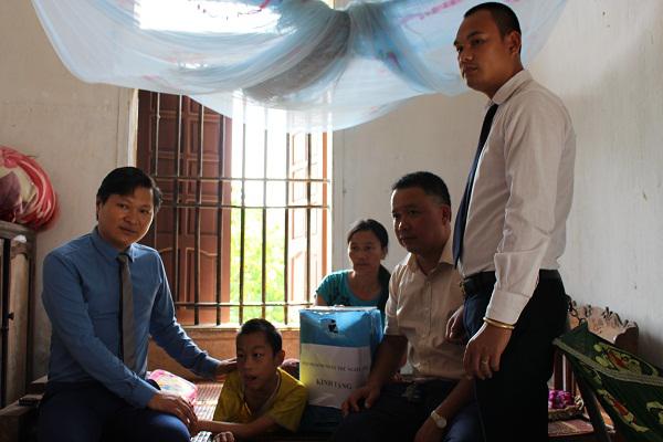 Hội Doanh nhân trẻ Nghệ An: Trao quà và 31 triệu đồng cho các gia đình ngư dân bám biển và gia đình liệt sỹ có hoàn cảnh khó khăn.